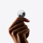Pack de 4 Apple AirTag. Controla y localiza tus llaves, cartera, equipaje, mochila y mucho más. Configuración sencilla con un solo toque desde tu iPhone o iPad, Bluetooth - Imagen 3