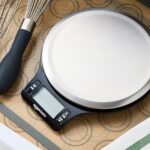 Básica: báscula de cocina digital con pantalla LCD, pilas incluidas, pesa hasta 11 libras, color negro y acero inoxidable